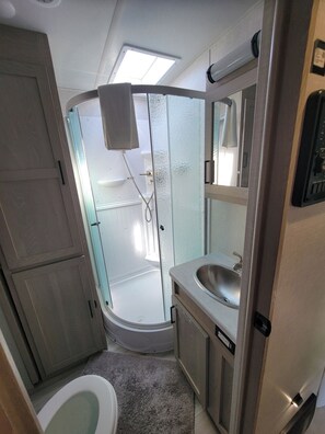 Dusche, Haartrockner, Handtücher, Seife