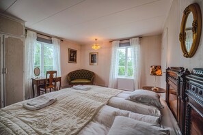 Habitación básica | Ropa de cama hipoalergénica y escritorio