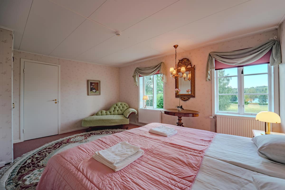 Eenvoudige kamer | Hypoallergeen beddengoed, een bureau, een laptopwerkplek, gratis wifi
