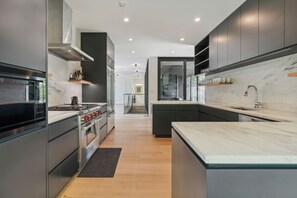 Kühlschrank, Ofen, Wasserkocher mit Kaffee-/Teezubehör