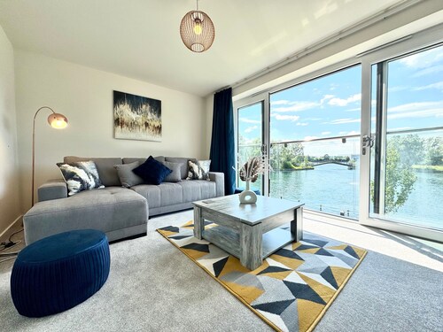 Modern Lake Front Home | Free Parking | Sleeps 8