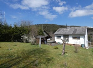 Exterior - Vacation home Hunsrück; garden; barbecue area; child and pet friendly! (Langweiler)