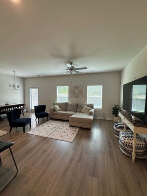 Smart TV - Beautiful home 20 minutes from amusement park, parks, shopping, and hospitals (Villa Rica)