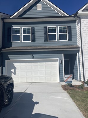 Exterior - Beautiful home 20 minutes from amusement park, parks, shopping, and hospitals (Villa Rica)