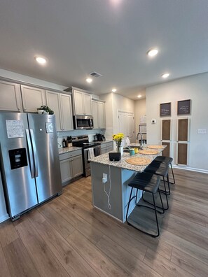 Microwave, oven, stovetop, dishwasher - Beautiful home 20 minutes from amusement park, parks, shopping, and hospitals (Villa Rica)