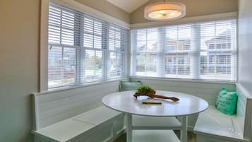 House, 1 Queen Bed (Aphrodite) | Dining