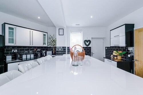 Incredible Home | 3Bedrooms | Driveway | Sleeps 6