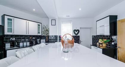 Incredible Home | 3Bedrooms | Driveway | Sleeps 6