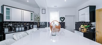 Incredible Home | 3Bedrooms | Driveway | Sleeps 6