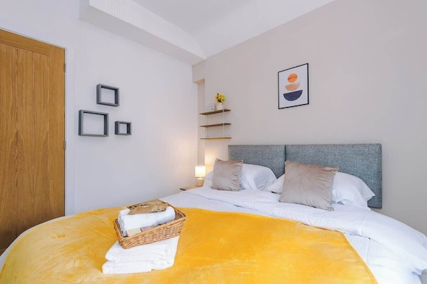 Tabla de planchar con plancha, wifi gratis y ropa de cama 