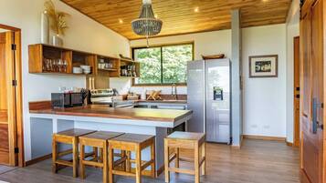 Een koelkast, een microgolfoven, een oven, een kookplaat