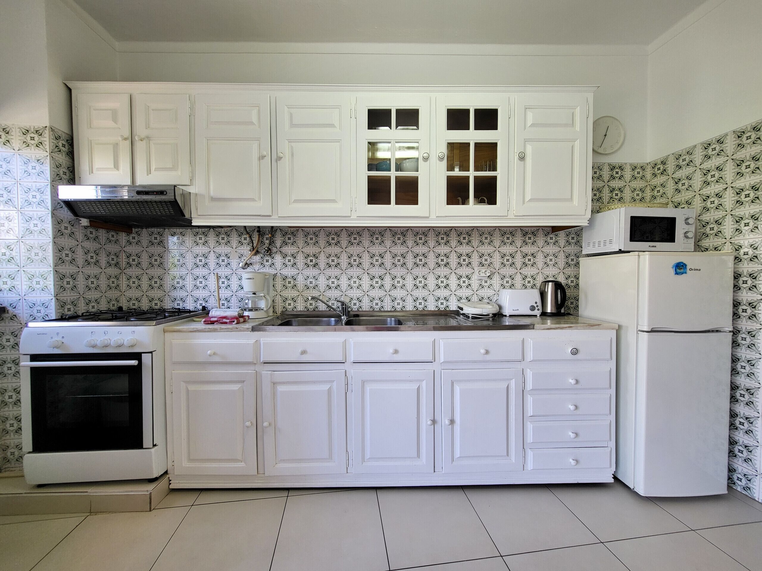 Kühlschrank, Mikrowelle, Ofen, Wasserkocher