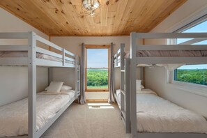 Travel cot, free WiFi, bed sheets