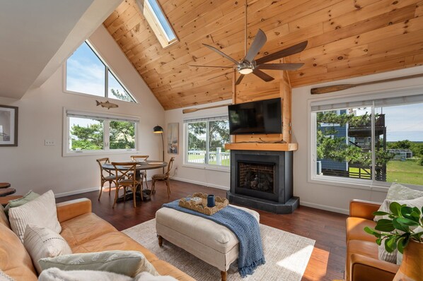 Smart TV - South Nags Head 3 Bed 2 Bath Home, Sleeps 8 only 4 Minutes to the beach! (Nags Head)