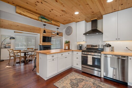 South Nags Head 3 Bed 2 Bath Home, Sleeps 8 only 4 Minutes to the beach!