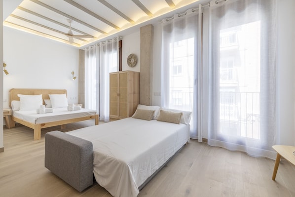 Tabla de planchar con plancha, wifi gratis y ropa de cama 