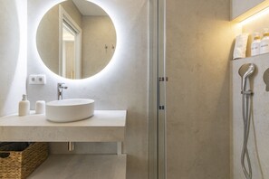 Een douche, een haardroger, handdoeken