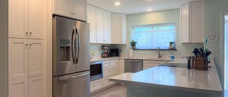 Kylskåp, mikrovågsugn, ugn och spishäll