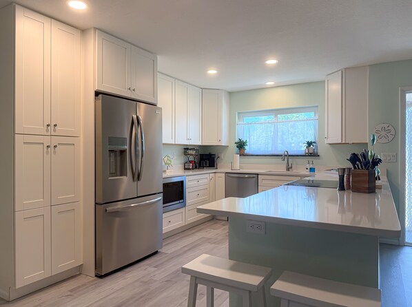 Kühlschrank, Mikrowelle, Ofen, Herdplatte