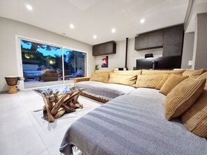 TV connectée, table de tennis de table, livres