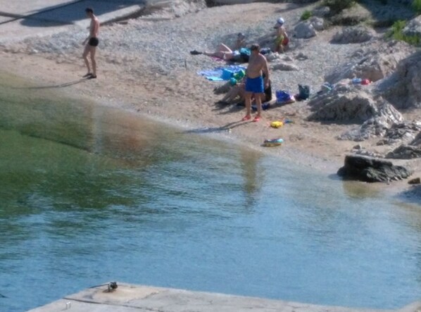 På stranden