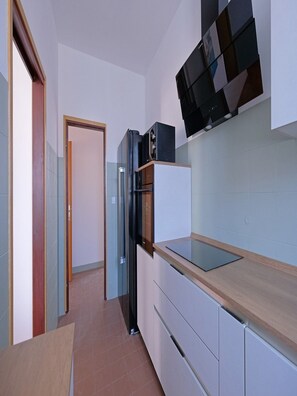 Geladeira, micro-ondas, fogão, cooktop