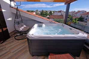 Outdoor spa tub - Apartment Stella - Three Bedroom Apartment with Balcony (Pula)