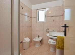 Dusj, hårføner og håndklær