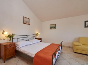 1 bedroom, WiFi, bed sheets - Triple Bedroom with Balcony (Drvenik Veliki)