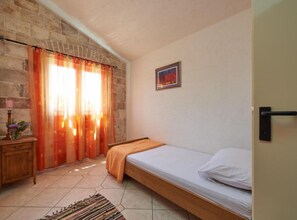 1 bedroom, WiFi, bed sheets - Triple Bedroom with Balcony (Drvenik Veliki)