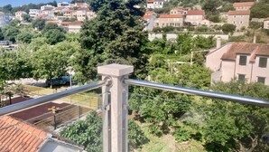 A residential area with houses, trees, and a clear sky. - One Bedroom Apartment with Balcony (Sutivan)