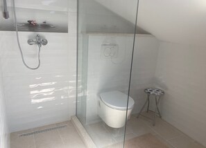 Dusj, hårføner og håndklær
