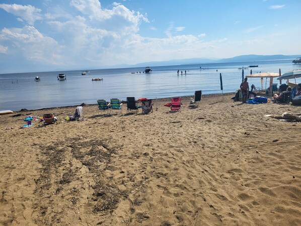 Beach nearby, sun-loungers, beach towels