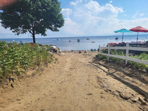 Colchester Vermont  3 BR Lake Champlain cottage, shallow sandy beach. Sleeps 6