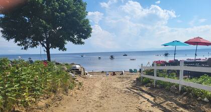 Colchester Vermont 3 BR Lake Champlain cottage, shallow sandy beach. Sleeps 6