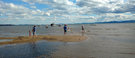 Nära stranden och solstolar