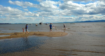 Colchester Vermont 3 BR Lake Champlain cottage, shallow sandy beach. Sleeps 6