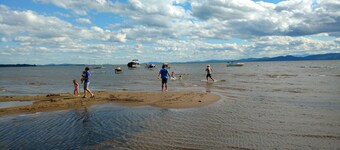Colchester Vermont 3 BR Lake Champlain cottage, shallow sandy beach. Sleeps 6