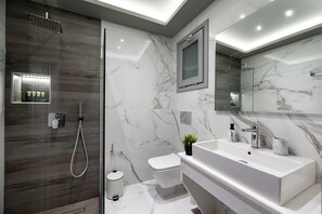 Doccia, asciugamani, sapone, shampoo