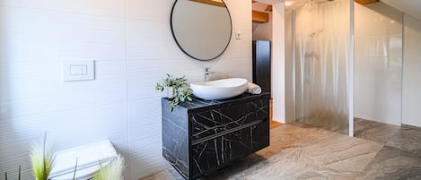 Dusche, Haartrockner, Handtücher, Seife