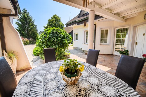 4 Bedroom Holiday Home with BBQ Terrace and garden