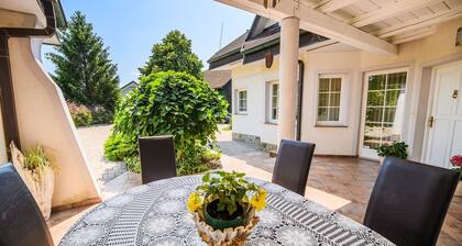 4 Bedroom Holiday Home with BBQ Terrace and garden