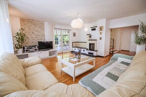 TV, caminetto, impianto stereo