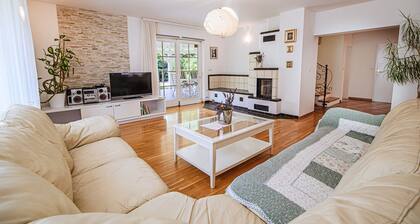 4 Bedroom Holiday Home with BBQ Terrace and garden