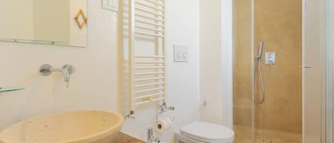Appartement | Badkamer | Een douche, een regendouche, een haardroger, handdoeken