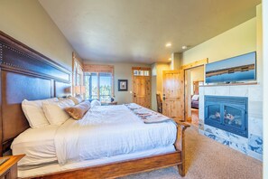 2 soverom, skrivebord, strykejern/-brett og reiseseng for barn