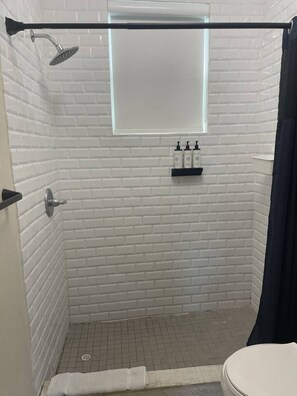 Secadora de cabello, toallas, jabón, shampoo 