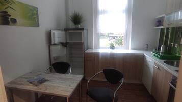 KĂŒhlschrank, Ofen, Herdplatte, GeschirrspĂŒler