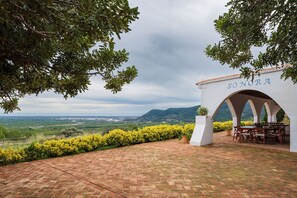 Outdoor dining - La Sonora, rural house with wonderful views and natural swimming pool. Reconnection! (Artana)