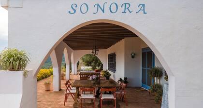 La Sonora, rural house with wonderful views and natural swimming pool. Reconnection!